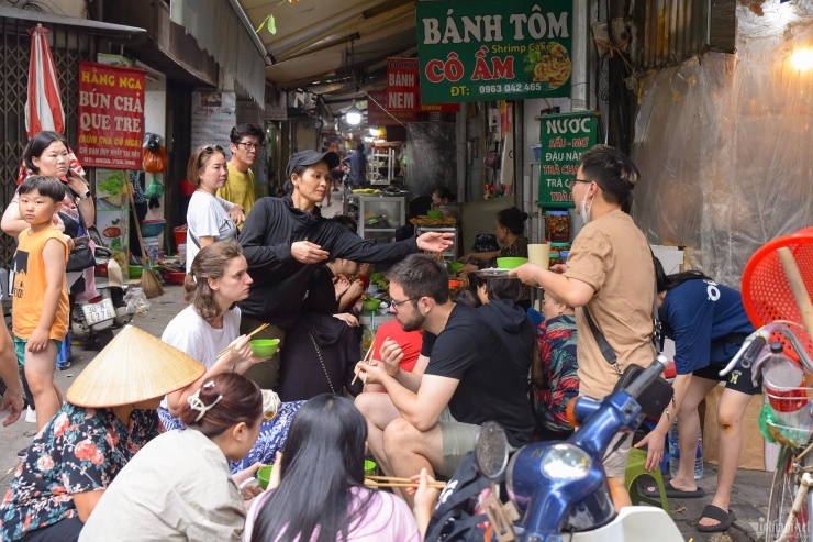 Quán bánh tôm đông kín khách trong nước và nước ngoài.