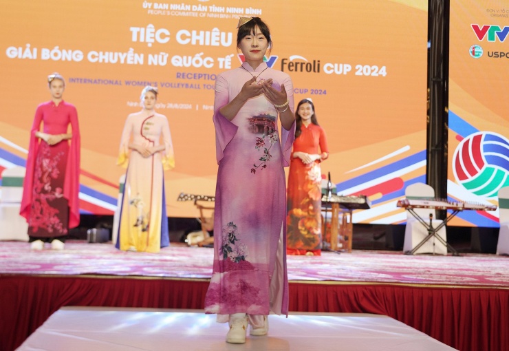 Hoa khôi VTV Cup là một trong những danh hiệu được chờ đợi nhất tại giải. Trong số 18 ứng viên tranh tài tại giải năm nay, người có số phiếu bầu cao nhất từ các đội bóng, đơn vị truyền thông... sẽ đăng quang.&nbsp;