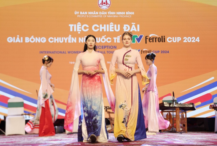 Gương mặt xinh đẹp của Phạm Thị Nguyệt Anh (trái). Cô sinh năm 1998, cao 1m74. Chủ công tuyển bóng chuyền nữ Việt Nam luôn trở thành tâm điểm mỗi khi xuất hiện.