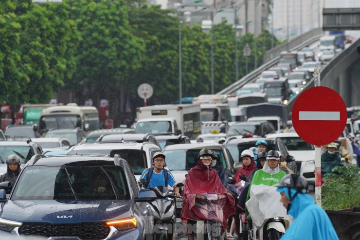 Các tuyến đường tại Hà Nội ùn tắc nghiêm trọng do người dân về quê sớm trước lễ 2/9