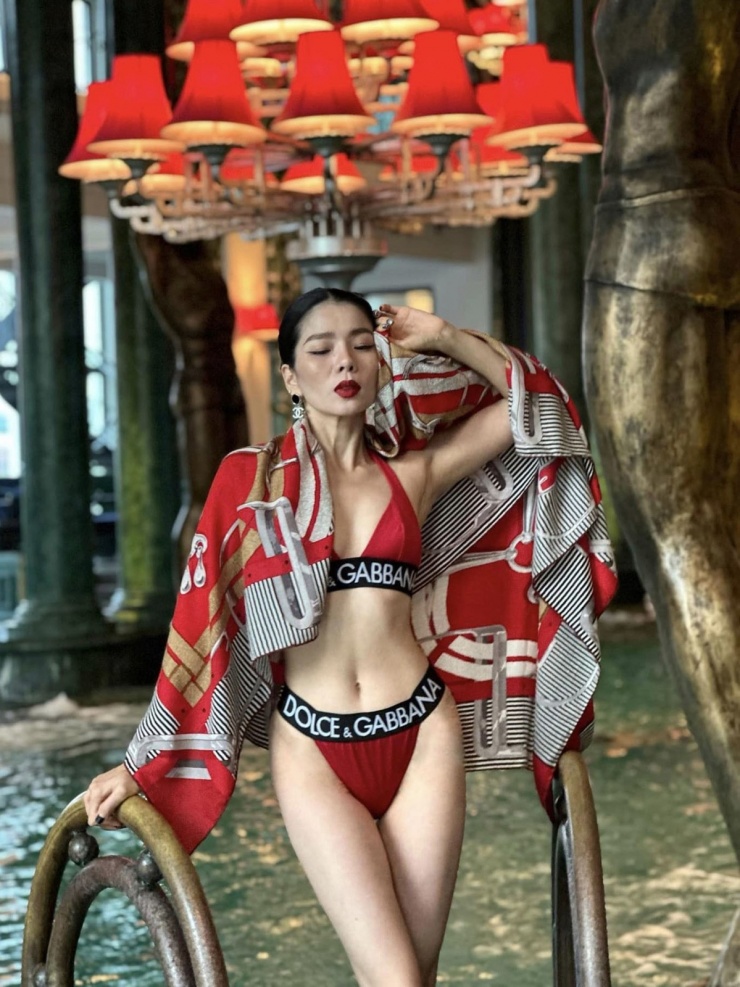 Nghỉ dưỡng tại Sa Pa tháng 9/2023, Lệ Quyên phô diễn thân hình săn chắc qua bộ bikini Dolce &amp; Gabbana 595 USD (gần 15 triệu đồng).
