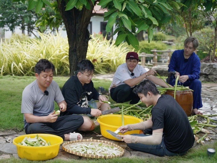 Đời thường, Trường Giang luôn mặc giản dị. Trường Giang còn quay các chương trình ở biệt thự vườn.