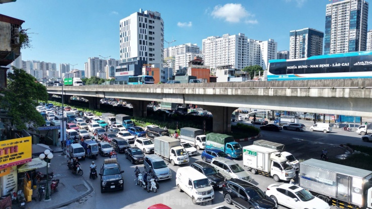 "Không nghĩ tắc đến vậy, mới hơn 14h chiều mà đường trên cao đã tắc, tôi phải đi xuống đường dưới để tìm lối khác", anh Thanh Hưng (Hải Dương) cho biết.