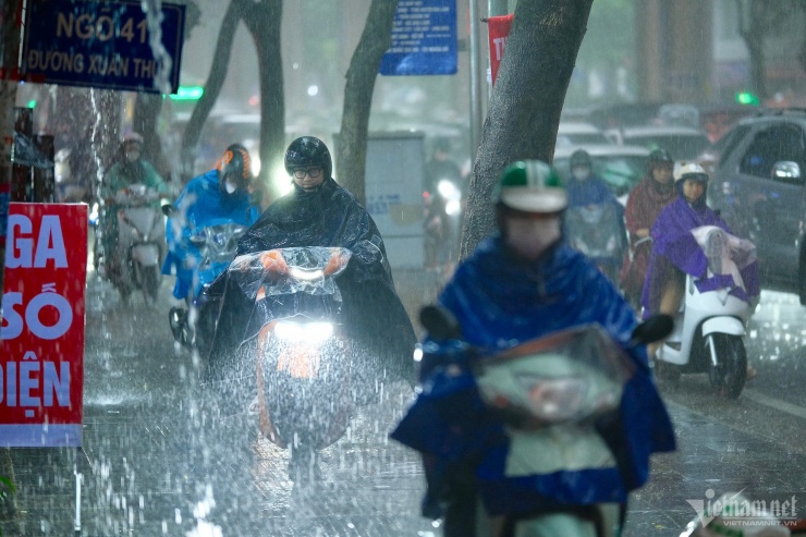 Mưa lớn hoành hành trên cả nước, Tây Nguyên và Bắc Bộ đáng báo động