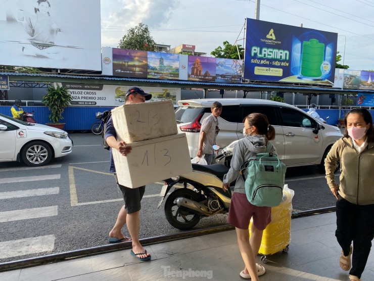 Người dân đổ về các bến xe, cửa ngõ TPHCM để về quê nghỉ lễ Quốc khánh