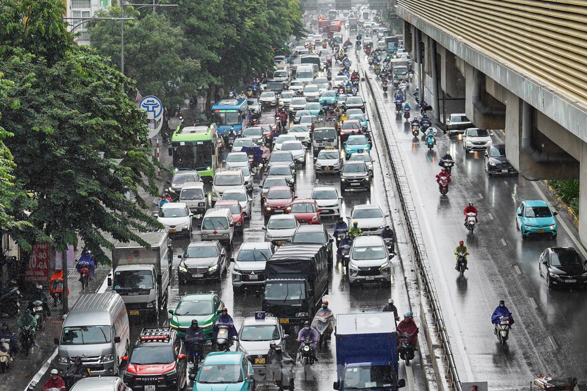 Giao thông Hà Nội ùn tắc từ sáng tới trưa trong ngày làm việc cuối trước nghỉ lễ 2/9 - 3