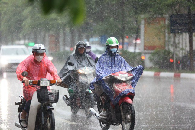 Dự báo thời tiết miền Bắc, miền Trung và Nam Bộ: Mưa lớn kéo dài, nắng nóng gay gắt tiếp diễn