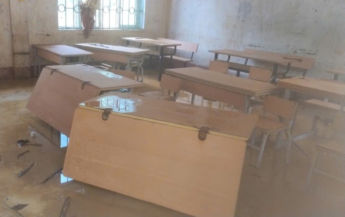 Bàn ghế trong các lớp học bị hỏng sau vài ngày ngâm trong nước. Ảnh: Nhà trường cung cấp