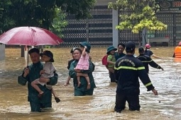 Cảm động cảnh tượng lực lượng chức năng giải cứu trẻ em bị kẹt trong biển nước Lào Cai