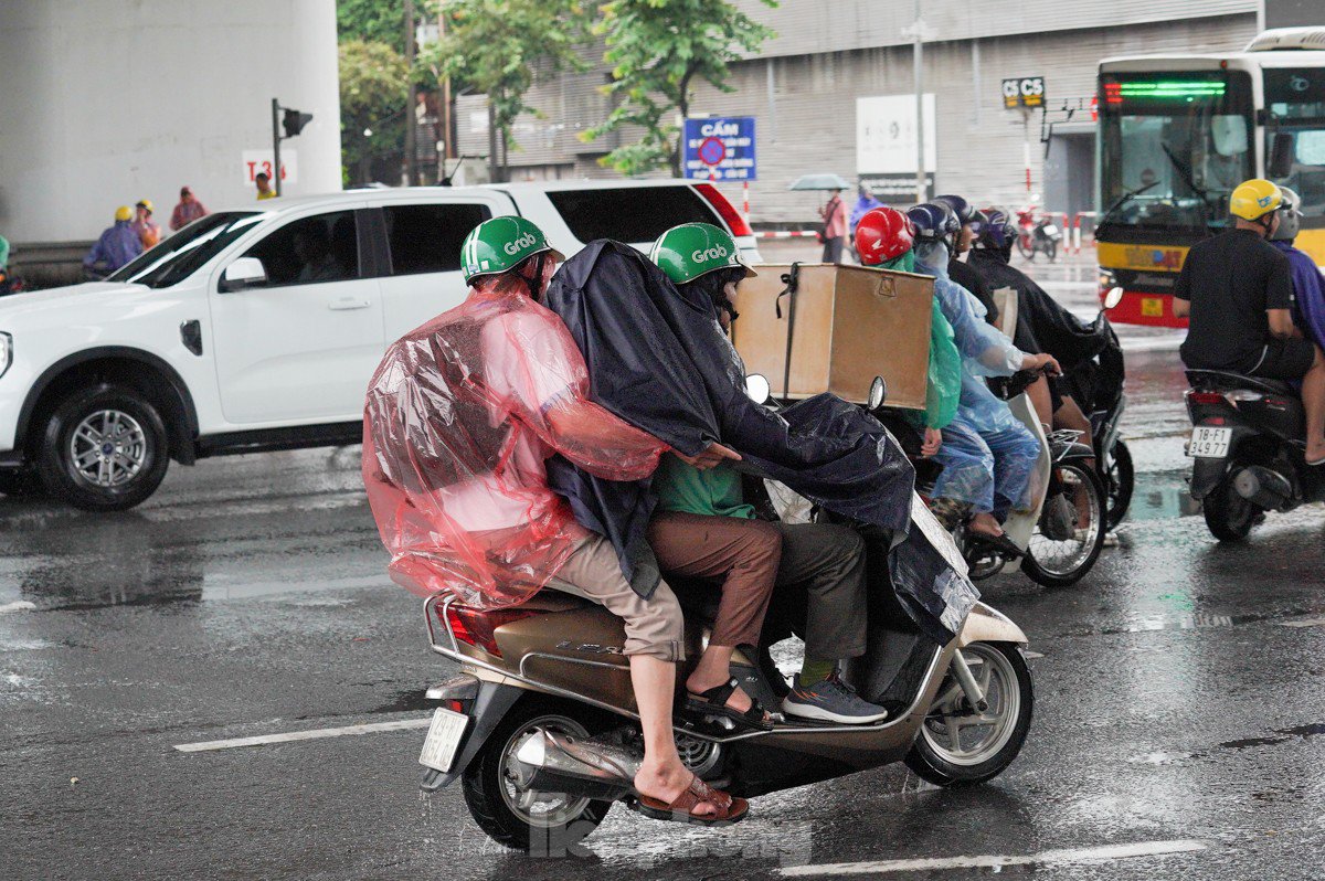 Hà Nội kẹt cứng vì dòng người ồ ạt về quê sớm trước kỳ nghỉ Quốc khánh