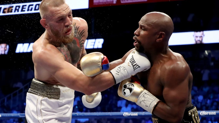 Mayweather (bên phải) kiếm được nhiều tiền nhất ở màn so tài McGregor (bên trái) năm 2017