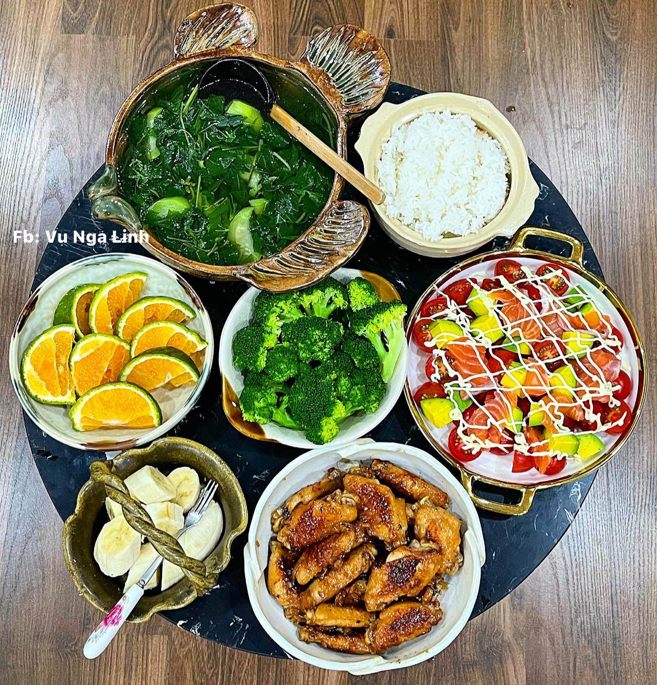 Cánh gà chiên mắm - Salad cá hồi - Canh mướp, rau dền nấu tôm khô - Súp lơ luộc