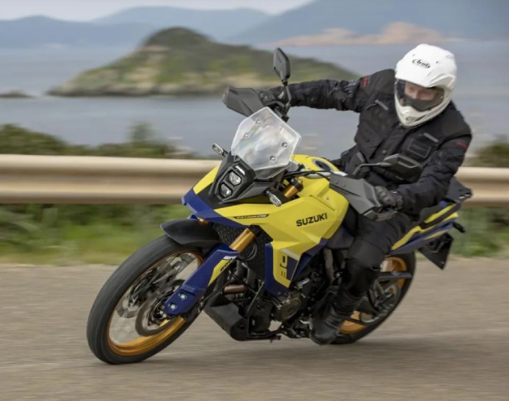 10. Suzuki V-Strom 800DE có động cơ và khung gầm hoàn toàn mới, phong cách xe được tái thiết kế lại so với V-Strom 650XT, đem lại diện mạo tươi mới cho dòng xế phượt hành trình tầm trung của Suzuki. Xe trang bị động cơ 776cc, cho công suất tối đa 84 mã lực, và giá đề xuất 10.499 Bảng (khoảng 343,9 triệu đồng).