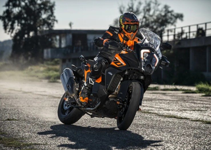 3. KTM 1290 Super Adventure S ngay từ lần đầu ra mắt đã tạo ấn tượng mạnh với dân mê xe phượt. Mẫu xe này được cập nhật nhiều thiết bị hỗ trợ lái điện tử hàng đầu cùng khả năng chạy đa địa hình cực đỉnh. Động cơ xe loại 1290cc, cho công suất tối đa 160 mã lực và xe có giá niêm yết 17.499 Bảng (572,34 triệu đồng).