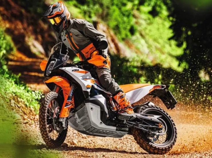 8. KTM 890 Adventure là dòng xế phượt tầm trung, đem lại trải nghiệm lái đa địa hình phấn khích. Xe có phong cách mới, các thiết bị điện tử được cập nhật, động cơ 889cc, cho công suất mạnh mẽ 103 mã lực. Mẫu mô tô này của KTM có giá niêm yết là 12.699 Bảng (416,13 triệu đồng).