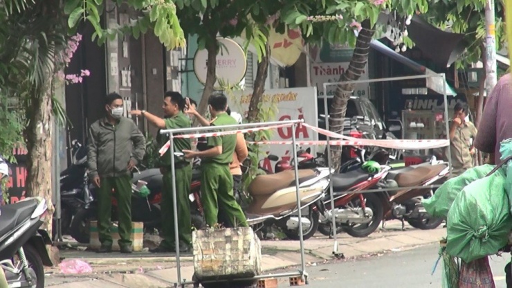  Công an phong tỏa hiện trường, điều tra làm  rõ. Ảnh: NT  