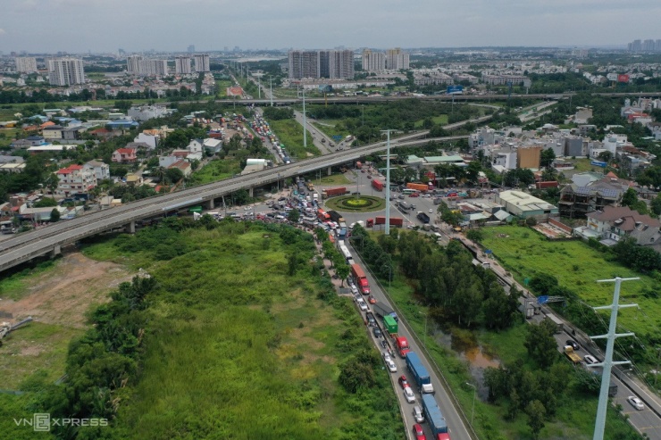 Giao thông ngày đầu nghỉ lễ: Cao tốc đóng mở, nhiều tuyến ở TP Thủ Đức ùn tắc kéo dài