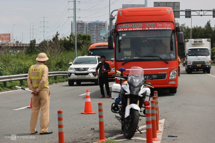 Giao thông ngày đầu nghỉ lễ: Cao tốc đóng mở, nhiều tuyến ở TP Thủ Đức ùn tắc kéo dài