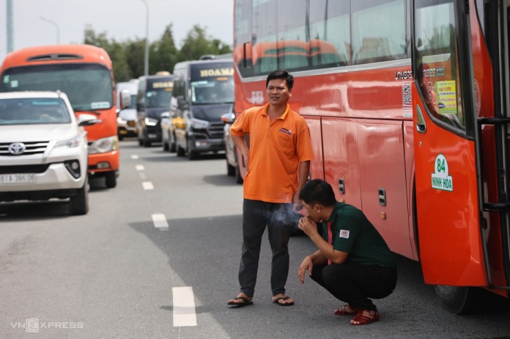 Cao tốc TP HCM - Long Thành ùn tắc ngày đầu nghỉ lễ