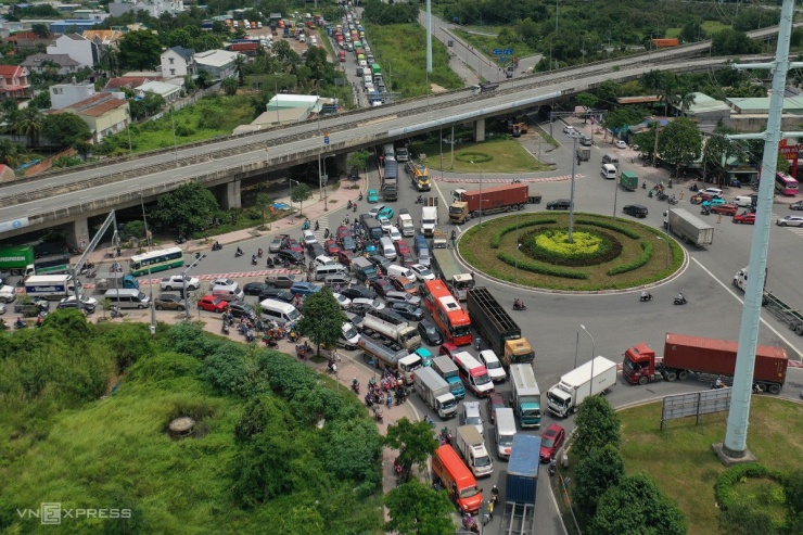 Giao thông ngày đầu nghỉ lễ: Cao tốc đóng mở, nhiều tuyến ở TP Thủ Đức ùn tắc kéo dài