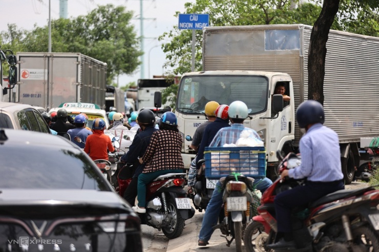 Cao tốc TP HCM - Long Thành ùn tắc ngày đầu nghỉ lễ