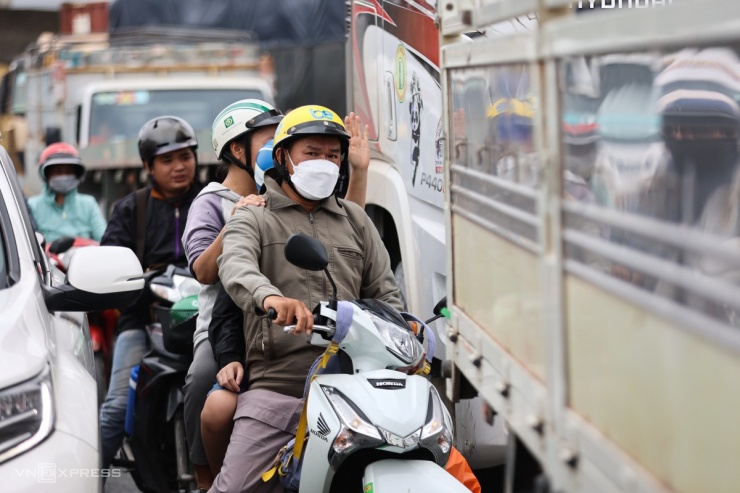 Giao thông ngày đầu nghỉ lễ: Cao tốc đóng mở, nhiều tuyến ở TP Thủ Đức ùn tắc kéo dài