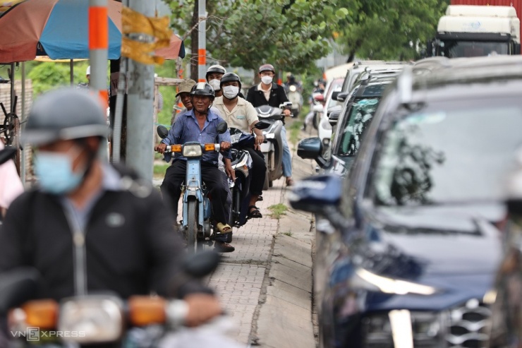 Giao thông ngày đầu nghỉ lễ: Cao tốc đóng mở, nhiều tuyến ở TP Thủ Đức ùn tắc kéo dài