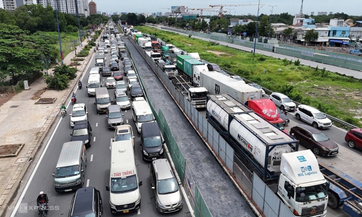 Giao thông ngày đầu nghỉ lễ: Cao tốc đóng mở, nhiều tuyến ở TP Thủ Đức ùn tắc kéo dài