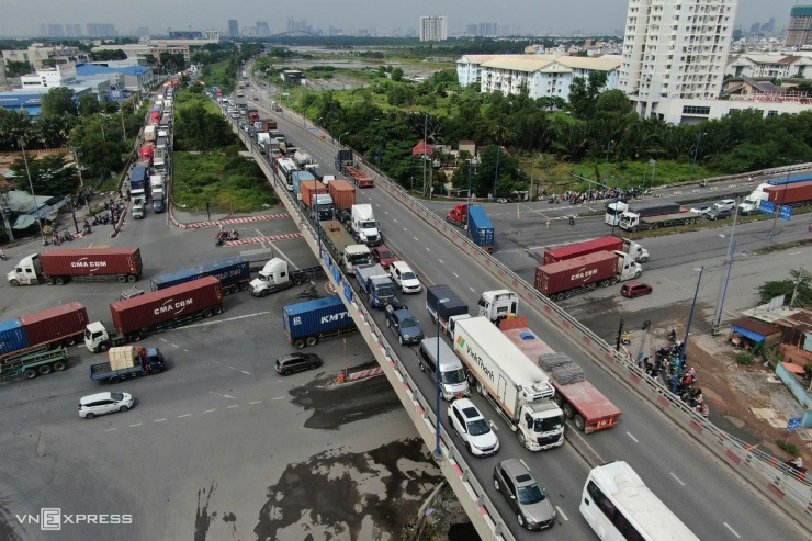 Giao thông ngày đầu nghỉ lễ: Cao tốc đóng mở, nhiều tuyến ở TP Thủ Đức ùn tắc kéo dài