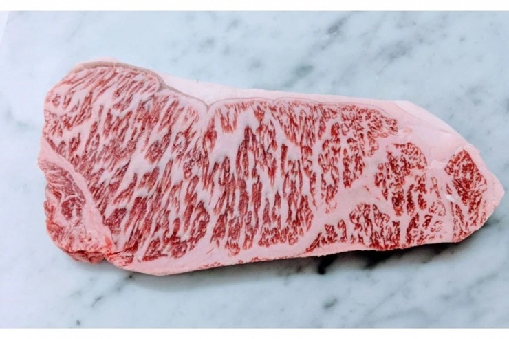 Cụ thể, giá bán buôn thịt bò Wagyu A5 - xếp hạng cao nhất của loại thịt bò này - giảm xuống chỉ còn 16,13 USD/kg (giảm 7% so với cùng kỳ năm trước). Đây ũng là mức thấp nhất trong 4 năm trở lại đây. Ảnh: Tom Hixson of Smithf