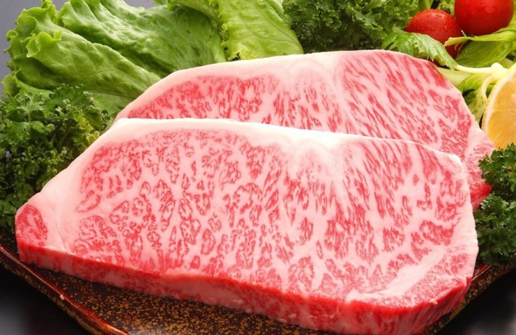 Theo Nikkei Asia, giá bán buôn thịt bò Wagyu tại Nhật Bản giảm xuống mức thấp nhất kể từ tháng 6/2020 khi nhu cầu về thịt từ giống bò Nhật Bản giảm mạnh. Ảnh: CNN