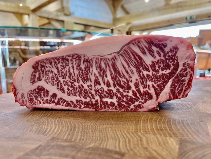 Do quy trình nuôi dưỡng và kiểm định khắt khe, số lượng bò Wagyu đạt chuẩn rất hạn chế, đẩy giá thành lên cao. Ảnh: Getty