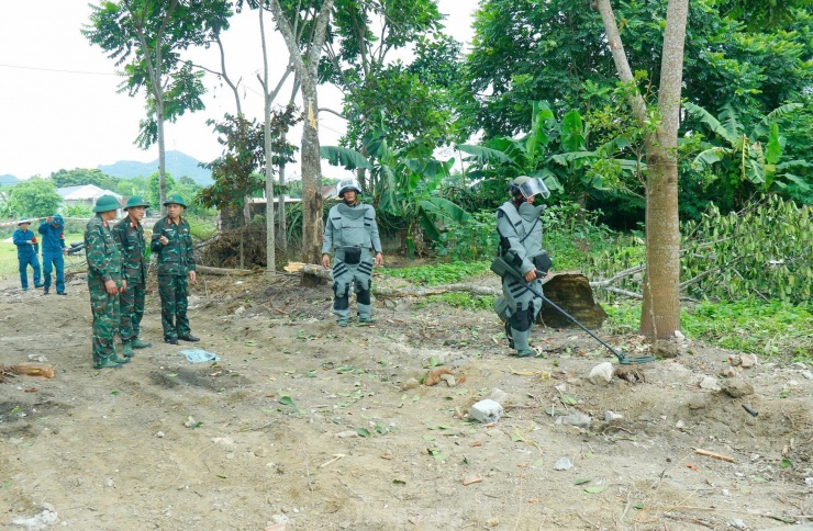 Lực lượng Công binh triển khai dò tìm vật liệu nổ sau vụ nổ thương vong tại Nghệ An