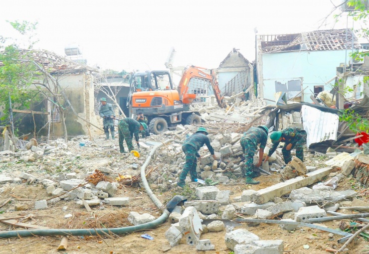 Lực lượng Công binh triển khai dò tìm vật liệu nổ sau vụ nổ thương vong tại Nghệ An