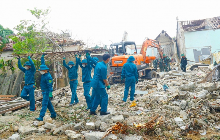 Lực lượng Công binh rà soát vật liệu nổ tại hiện trường vụ nổ ở Nghệ An