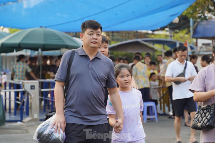 Giải nhiệt ngày Quốc khánh tại Công viên nước Hồ Tây đông nghịt người