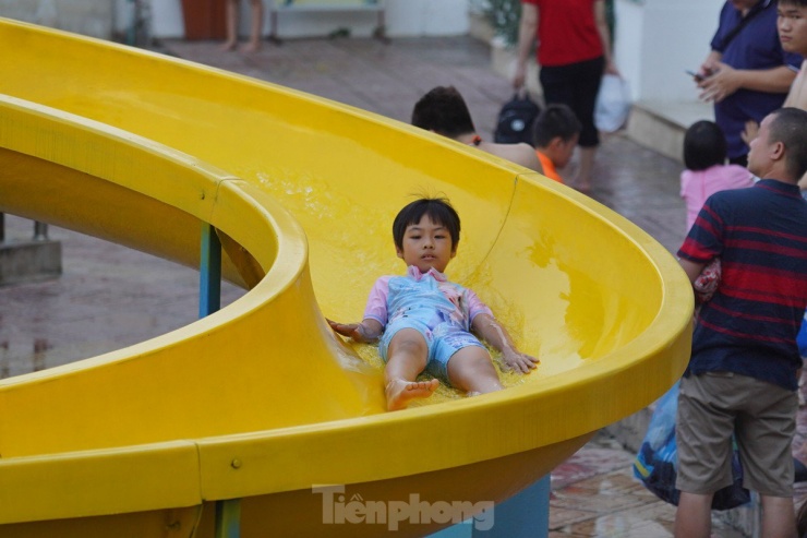 Giải nhiệt ngày Quốc khánh tại Công viên nước Hồ Tây đông nghịt người