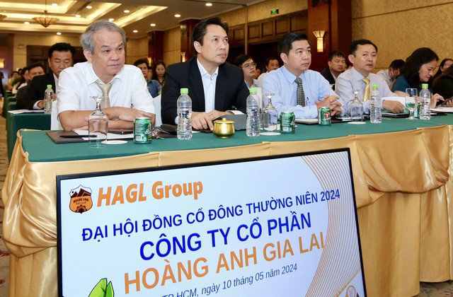 Bầu Đức và các lãnh đạo HAGL tại đại hội đồng cổ đông thường niên 2024 - Ảnh: HAGL