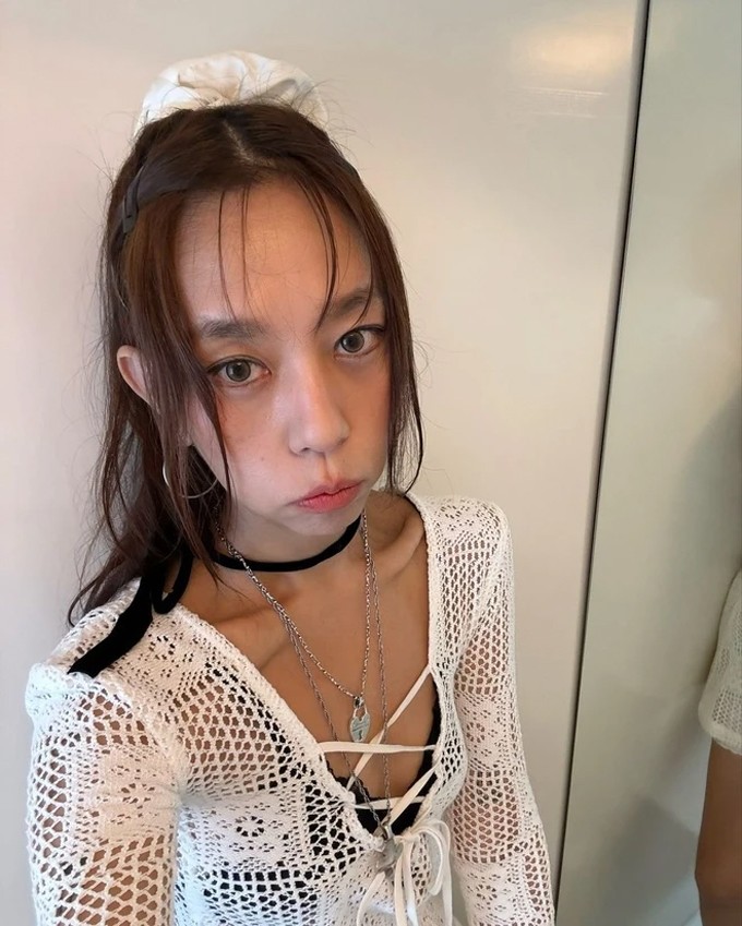 Lee Hyo Jong thường chỉ trang điểm nhẹ nhàng nhưng lại có style thời trang phá cách để 'ăn gian' tuổi. Ảnh: The Qoo