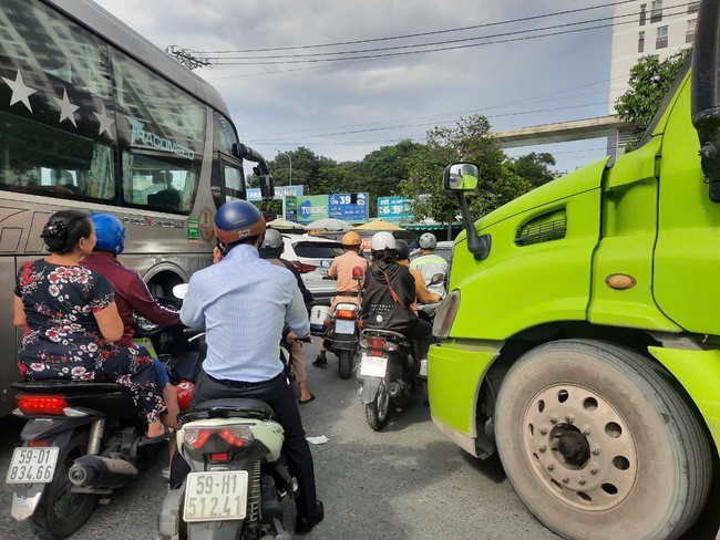 Kẹt xe nghiêm trọng trên cao tốc TP HCM - Long Thành - Dầu Giây do tai nạn và lượng xe tăng cao