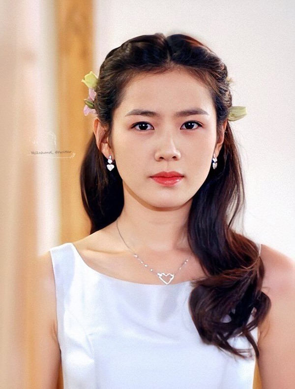 Son Ye Jin nổi tiếng qua các bộ phim như: Cổ điển, Hương mùa hè, The Last Princess, Chị đẹp mua cơm ngon cho tôi, Hạ cánh nơi anh...