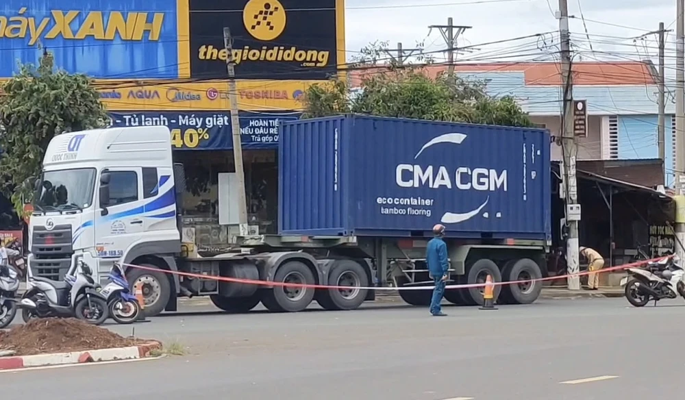 Hai dì cháu tử vong thảm thương khi va chạm với xe container