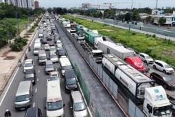 Tin tức trong ngày - Kẹt xe từ sáng tới trưa ở cửa ngõ phía Đông TP HCM