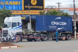 Tin tức trong ngày - Bình Phước: 2 dì cháu tử vong dưới gầm xe container