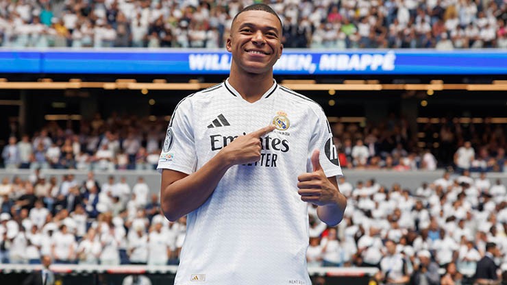 Mbappe ra mắt fan Real hồi mùa hè