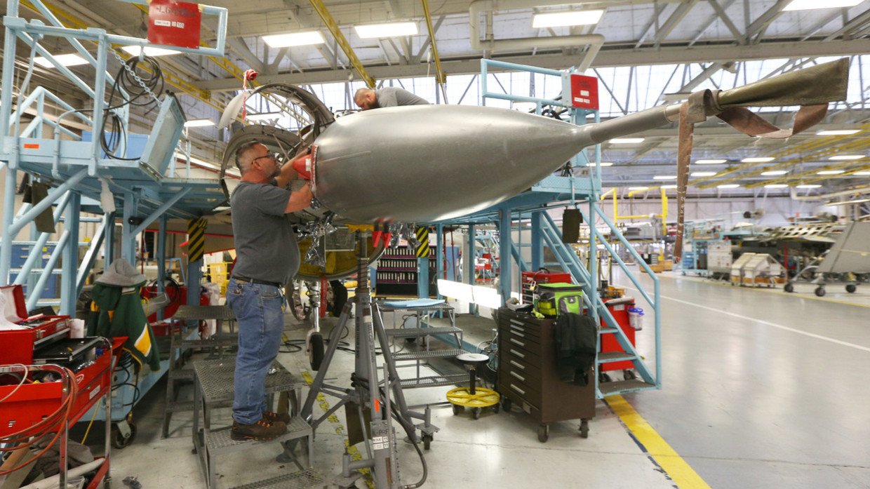 Kỹ sư Mỹ kiểm tra một chiếc F-16 tại căn cứ không quân bang Utah. Ảnh: Getty Images / George Frey.