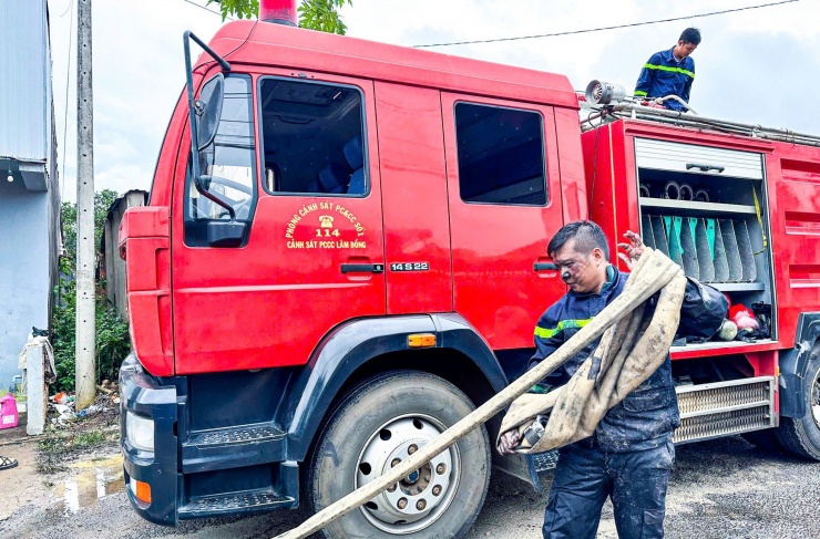 Cháy lớn kho dầu nhớt tại Bảo Lộc, thiệt hại ban đầu lên đến hàng tỷ đồng