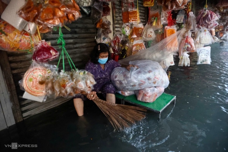 Mưa ngập ở TP Thủ Đức và Bình Thạnh: Nước tràn vào nhà, người dân phải dùng xô tát nước