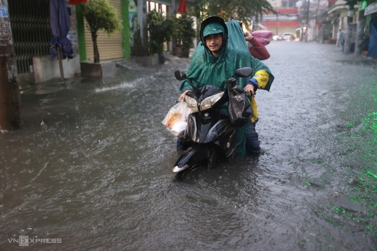 Mưa ngập ở TP Thủ Đức và Bình Thạnh: Nước tràn vào nhà, người dân phải dùng xô tát nước