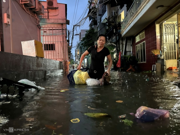 Mưa lớn gây ngập nặng tại TP Thủ Đức, Bình Thạnh